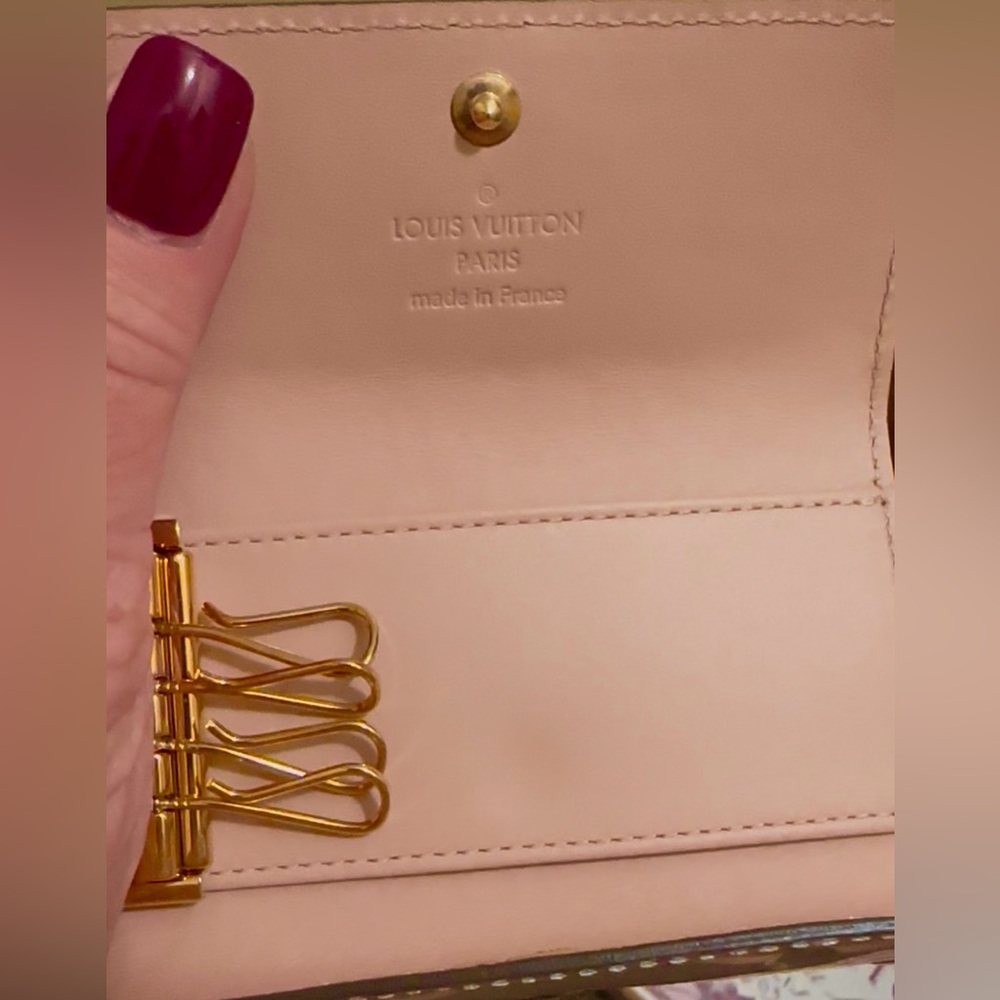 LOUIS VUITTON VERNIS PALE PINK MULTICLES KEY CASE - Picture 12 of 12